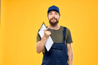 İş formunda çalışan bir adam ulaşım hizmeti sarı arka planda