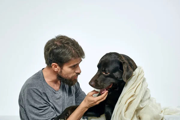 Hombre feliz con perro y tela ligera bufanda divertida amigos mascota — Foto de Stock