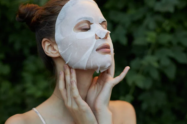 Krásná žena bílá maska kopírovat prostor čistá kůže kosmetologie keře v pozadí — Stock fotografie
