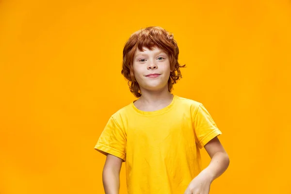 Pojke rött hår gul t-shirt isolerad bakgrund beskärd vy — Stockfoto