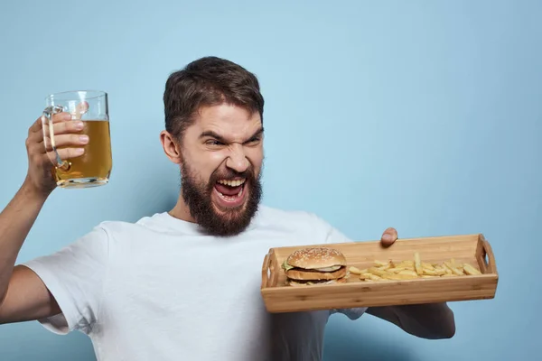 Homme gai tasse de bière fast food régime alimentaire mode de vie bleu fond alcool — Photo