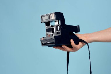 Fotoğraf makinesi profesyonel mercek teknolojisi stüdyo ekipmanı mavi arka planda.