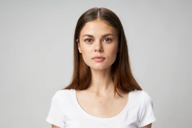 Beyaz tişörtlü güzel bir kadın açık arkaplan model ön görünümde