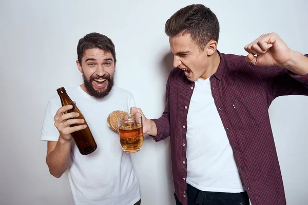 Dwoje przyjaciół pije piwo wypoczynek zabawa alkohol przyjaźń styl życia światło tło — Zdjęcie stockowe