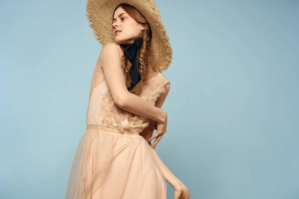 Chica en un vestido rosa sobre un fondo azul gestos con sus manos romance modelo divertido emociones recortadas ver — Foto de Stock