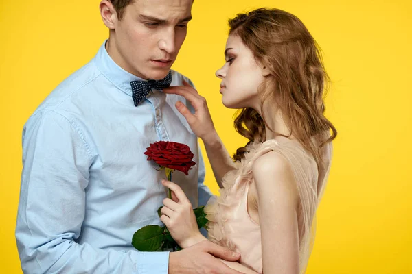 Enamorado hombre y mujer con rosa roja sobre fondo amarillo recortado ver primer plano romance — Foto de Stock