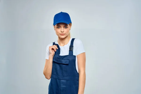 Kvinna i arbete uniform blå mössa service livsstil service — Stockfoto