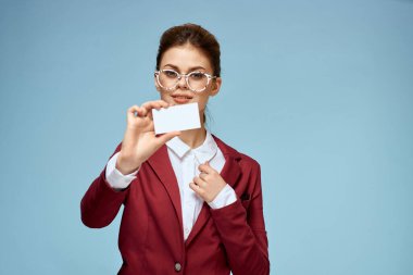 İş kadını kırmızı ceket iş kartı yöneticisi yaşam tarzı mavi arka plan