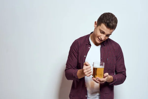 Homme avec une tasse de bière fun alcool style de vie chemise fond clair — Photo