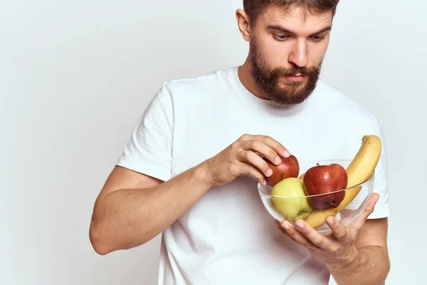Hombre con fruta fresca en una taza de vidrio gesticulando con las manos vitaminas modelo energético barba espesa bigote — Foto de Stock