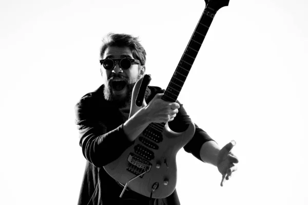 Männlicher Musiker mit Gitarren-Rockstar performt Unterhaltungsprogramm — Stockfoto