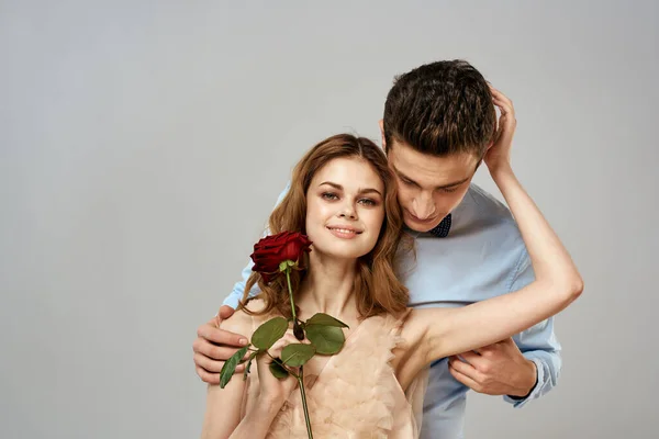 Genç çift romantizme sarılıyor. Hayat tarzı ilişki ilişkisinin arka planı açık kırmızı gül. — Stok fotoğraf