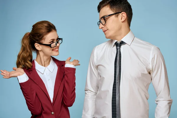 Hombres de negocios y mujeres funcionarios de oficina trabajo de comunicación colegas estudio fondo azul — Foto de Stock