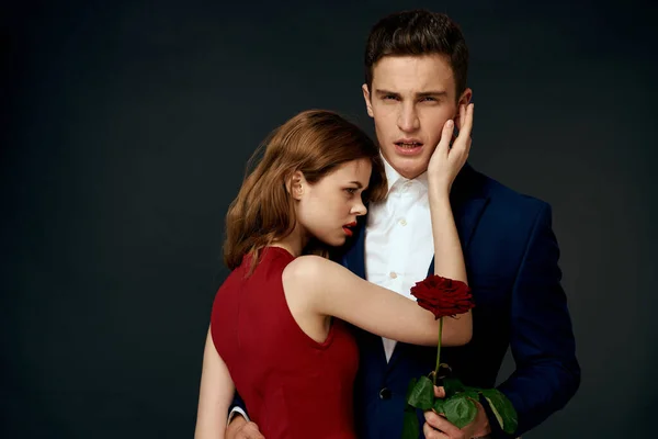 Gyönyörű pár báj ölelés életmód kapcsolat rózsa luxus sötét háttér — Stock Fotó