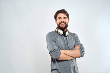 Kulaklıklı bir adam müzik, yaşam tarzı, teknoloji, modern tarz eğlence, hafif arka plan.