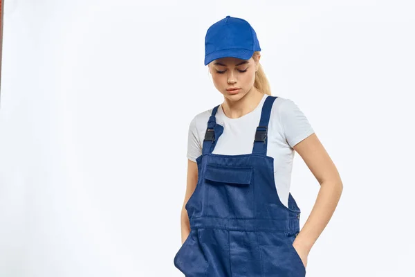 Kobieta w mundurze niebieski cap dostawy usługi kurierskiej — Zdjęcie stockowe