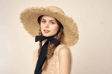 Siyah kurdele görünümlü hasır şapkalı romantik bir kızın portresi.