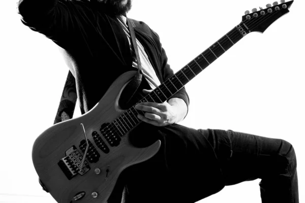 ギター音楽ロックスターライトバックグランドを持つ男性音楽家 — ストック写真