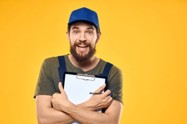 İş formunda çalışan bir adam ulaşım hizmeti sarı arka planda