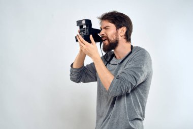 Erkek fotoğrafçı profesyonel kamera Studio Technology modern sanat ışığı arka planı