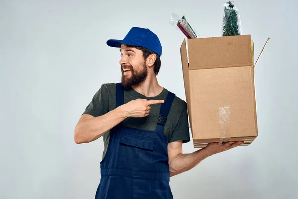 Muž pracovník nakládající doručovací krabice v rukou balení životní styl — Stock fotografie