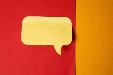 Çift renkli arkaplan üst görünümü üzerinde sarı yapışkan not Boşluğu Kopyala