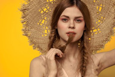 Şapkalı ve elbiseli bir bayan. Kızıl saçlı, sarı arka planlı, model portresi eğlenceli.