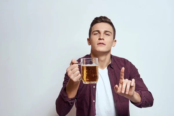 Homme ivre avec une tasse de bière vacances alcool style de vie dans une chemise rouge émotions fond clair — Photo