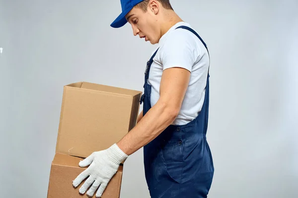 Arbetare i uniform med lådor i händerna leverans lastare livsstil — Stockfoto