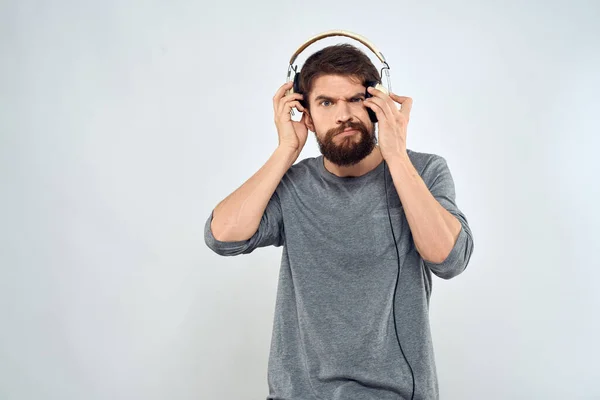 Άνθρωπος με ακουστικά μουσική lifestyle συναισθήματα τεχνολογία σύγχρονο στυλ ψυχαγωγίας φως φόντο — Φωτογραφία Αρχείου