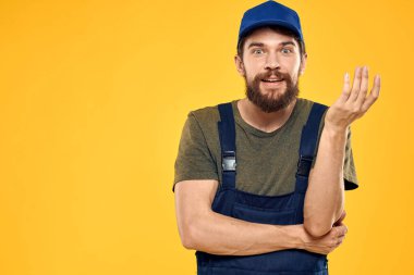 İş üniformalı adam forklift hizmeti sunuyor iş yaşam tarzı sarı arkaplan