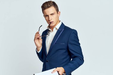 Takım elbiseli iş kadını elinde ofis belgeleriyle özgüven belgesi tutuyor.