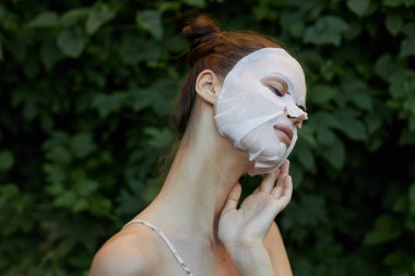 Kozmetik maskeli bir kızın portresi kafanı yan kozmetolojiye doğru eğ. 