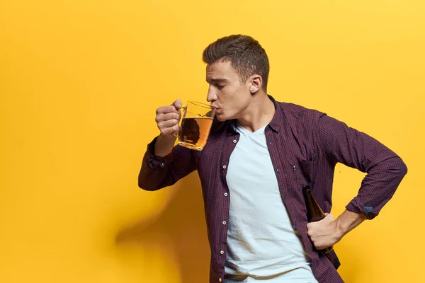 Homme gai tasse de bière avec bouteille fun ivrogne style de vie alcoolique fond jaune — Photo