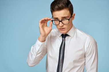 İş adamı beyaz gömlek kravat gözlük kendine güven resmi mavi arka plan