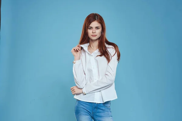 エレガントな女性の白いシャツのジーンズスタジオライフスタイルブルーの背景 — ストック写真