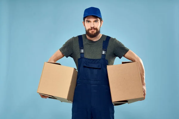 Εργαζόμενος άνθρωπος κουτιά στα χέρια παράδοση υπηρεσία συσκευασίας lifestyle μπλε φόντο — Φωτογραφία Αρχείου
