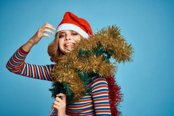 Energisk kvinna med jul träd händer träd grenar modell röd hatt nytt år — Stockfoto