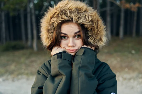 Mujer en chaqueta otoño walisa primer plano al aire libre —  Fotos de Stock