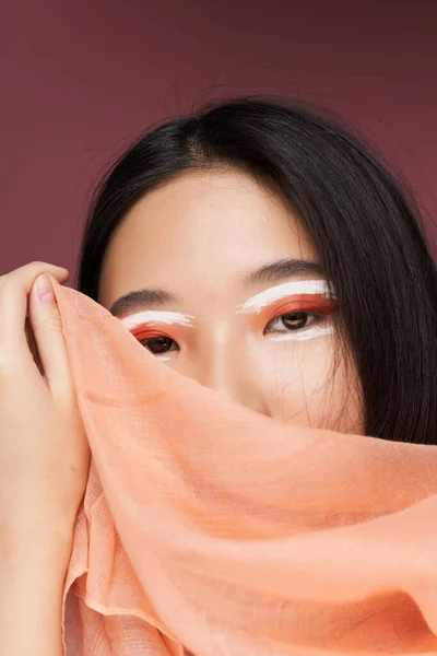 Mulher de aparência asiática maquiagem brilhante rosto close-up cobre modelo de estúdio — Fotografia de Stock
