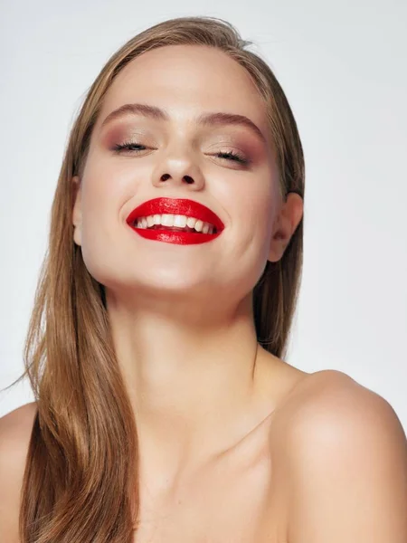 Kobieta z gołymi ramionami uśmiech Czerwona szminka makijaż twarz zbliżenie — Zdjęcie stockowe