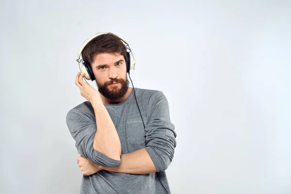 Ο άνθρωπος με ακουστικά ακούει μουσική lifestyle φως αναψυχής φόντο — Φωτογραφία Αρχείου