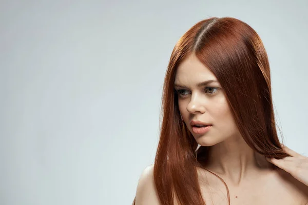 Όμορφη κοκκινομάλλα γυναίκα γυμνή ώμους καλλυντικά μακριά μαλλιά αίγλη φως φόντο — Φωτογραφία Αρχείου