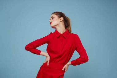 Mavi arka planda parlak elbiseli çekici bir kadın elleri ve kırmızı dudaklarıyla jestler yapıyordu.