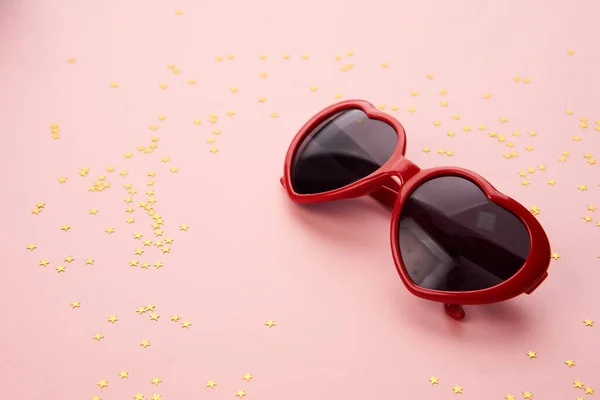 Gafas con monturas rojas sobre fondo rosa —  Fotos de Stock