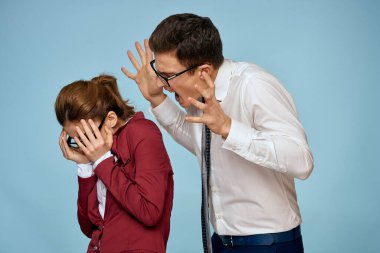 İş adamı ve kadın ofis yetkilileri iletişim, iş arkadaşları, stüdyo mavi arka plan.