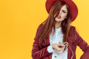 Kırmızı şapkalı kadın gözlükleri sarı arka plan kozmetik