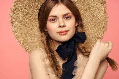 At kuyruklu romantik kız ve hasır şapkalı romantik gülüşlü pembe arka plan kopyalama alanı