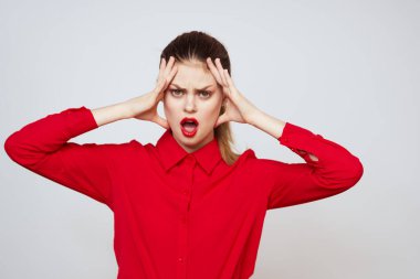 Açık arkaplanda kırmızı dudaklı bir kadının portresi. Makyaj modeli.