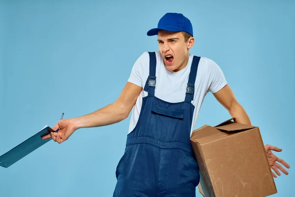 Man werknemer met kartonnen doos levering lader levensstijl blauwe achtergrond — Stockfoto
